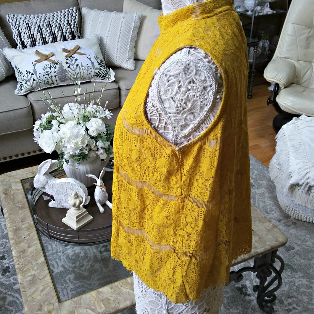 Luna Rae SLEEVELESS Lace BLOUSE - Picture 2 of 3